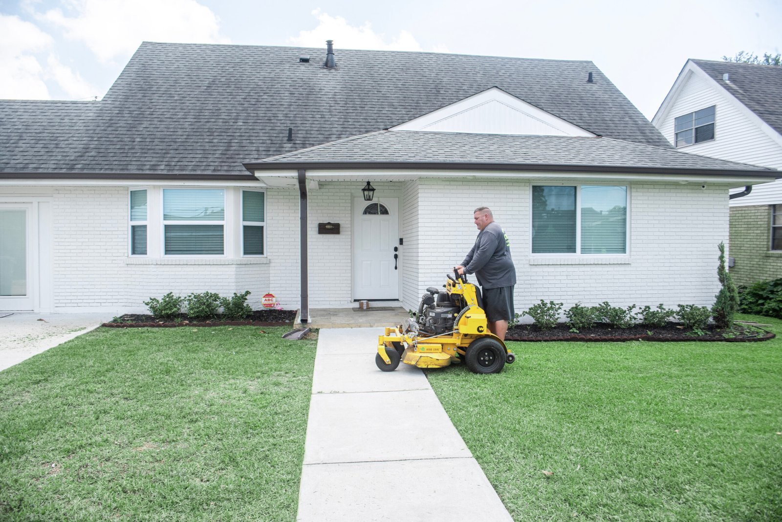 cmcs-services-mowing-front-lawn-kenner cmcs-services-mowing-front-lawn-kenner